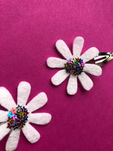 Load image into Gallery viewer, Spring Daisy clips
