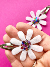 Load image into Gallery viewer, Spring Daisy clips
